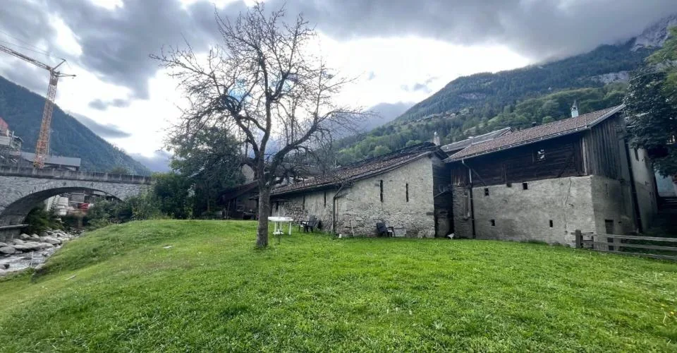 Au coeur du village d'Orsières, maison et grange à rénover avec belle surface extèrieure