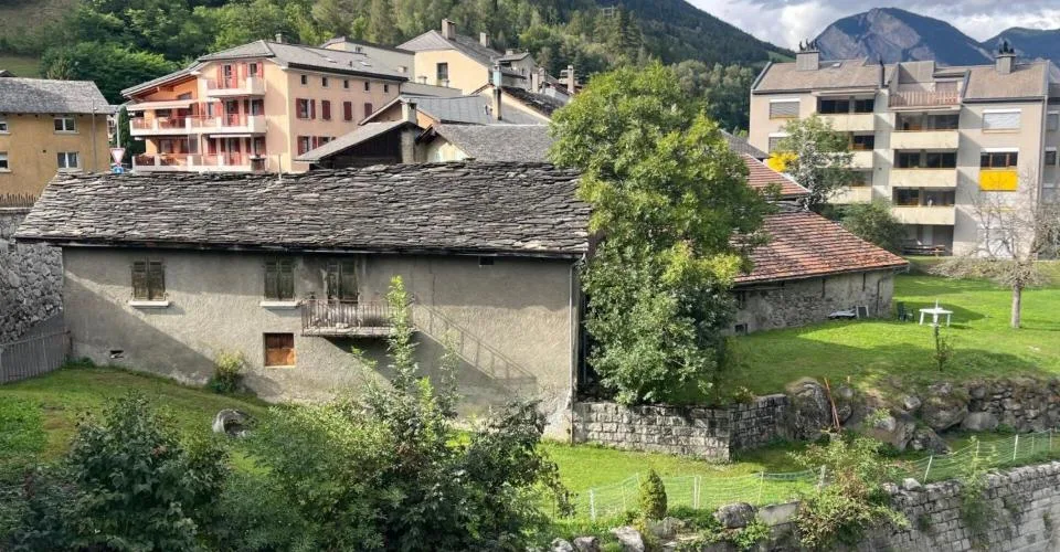 Au coeur du village d'Orsières, maison et grange à rénover avec belle surface extèrieure