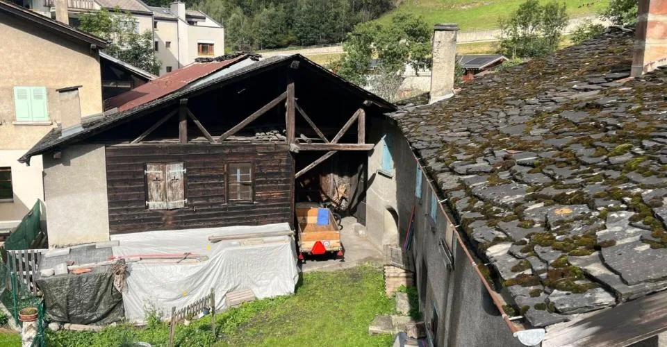Au coeur du village d'Orsières, maison et grange à rénover avec belle surface extèrieure