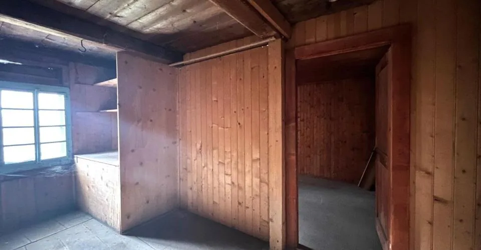 Au coeur du village d'Orsières, maison et grange à rénover avec belle surface extèrieure