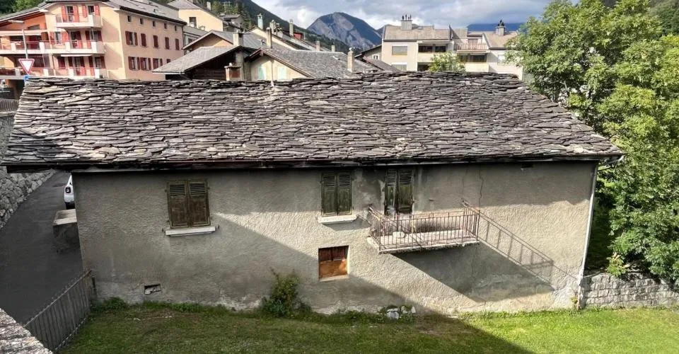 Au coeur du village d'Orsières, maison et grange à rénover avec belle surface extèrieure