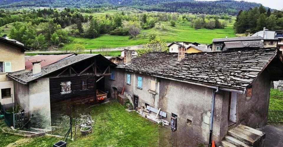Au coeur du village d'Orsières, maison et grange à rénover avec belle surface extèrieure