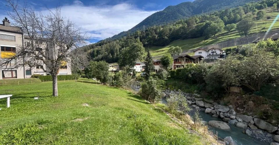 Au coeur du village d'Orsières, maison et grange à rénover avec belle surface extèrieure
