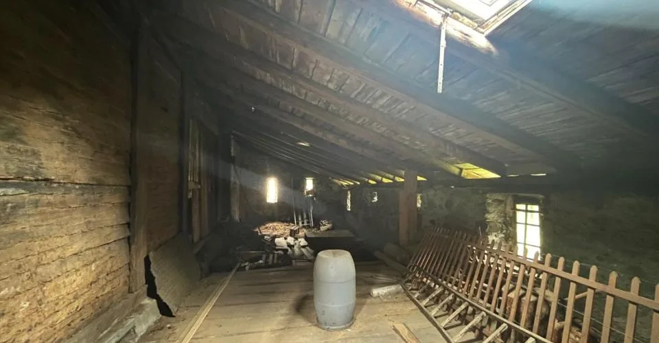 Au coeur du village d'Orsières, maison et grange à rénover avec belle surface extèrieure
