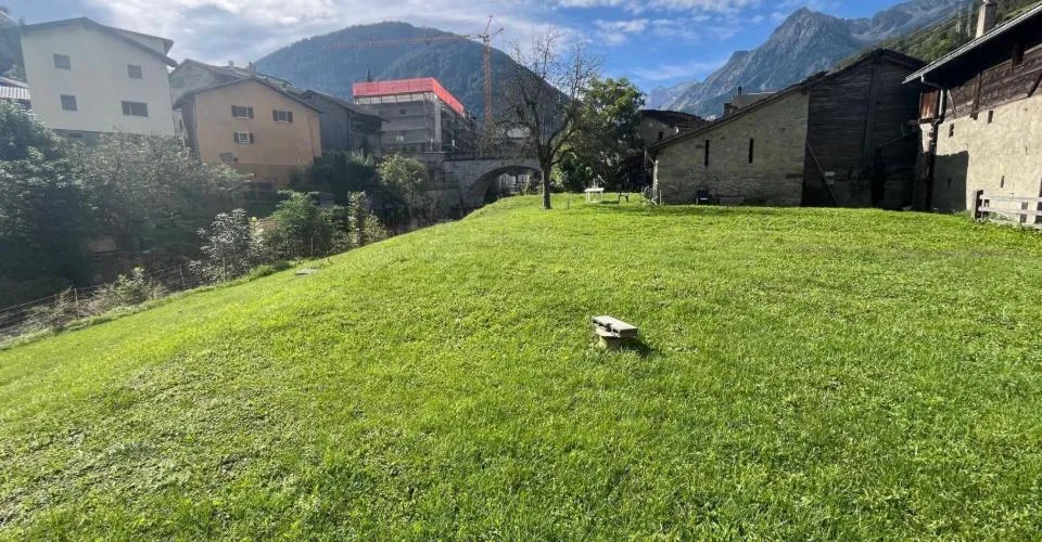 Au coeur du village d'Orsières, maison et grange à rénover avec belle surface extèrieure