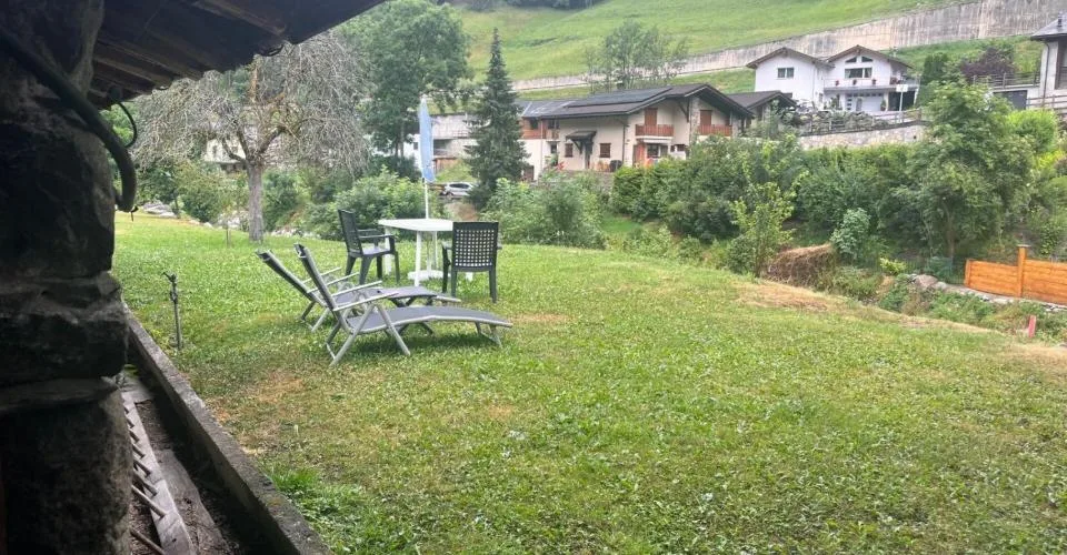 Au coeur du village d'Orsières, maison et grange à rénover avec belle surface extèrieure
