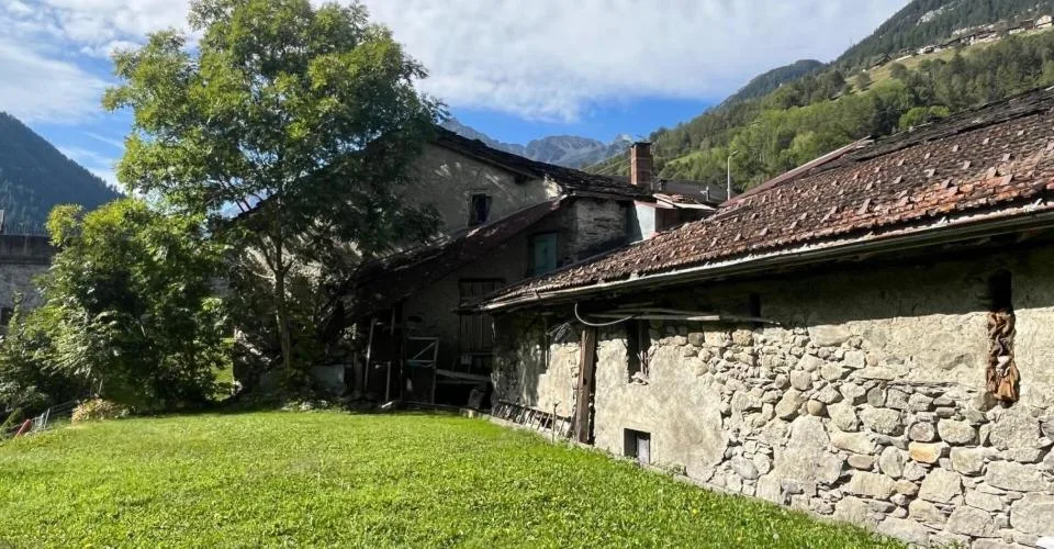 Au coeur du village d'Orsières, maison et grange à rénover avec belle surface extèrieure