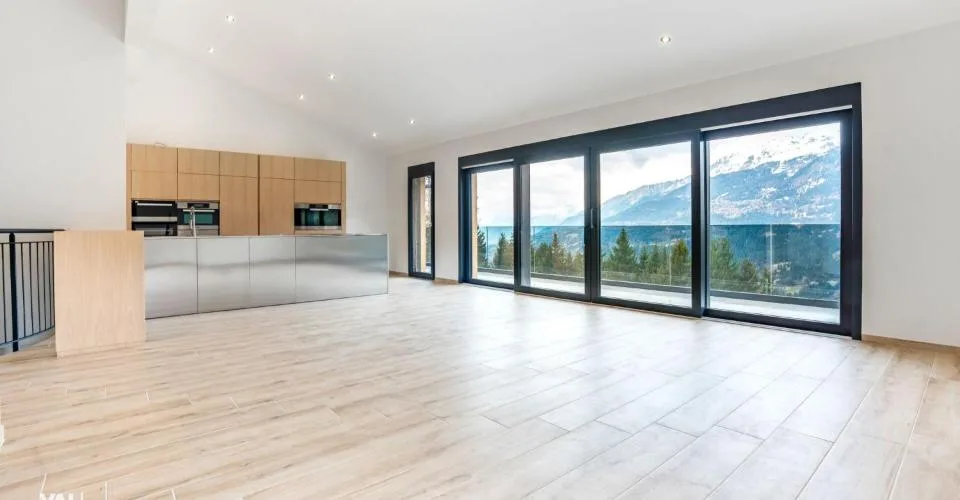 Architecture moderne et vue imprenable sur les Alpes valaisannes
