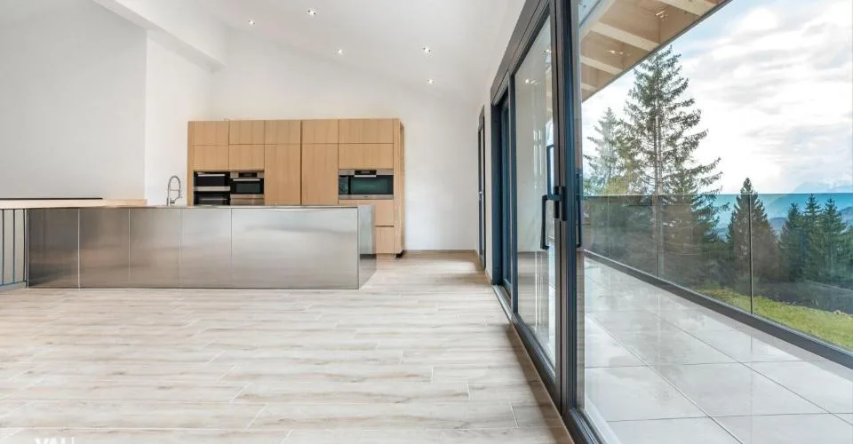 Architecture moderne et vue imprenable sur les Alpes valaisannes