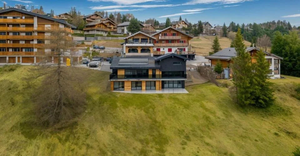 Architecture moderne et vue imprenable sur les Alpes valaisannes
