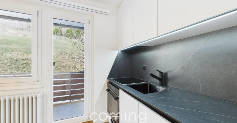 Studio de 1,5 pièce rénové à Loèche-les-Bains ? Résidence secondaire autorisée, balcon, place de parc incluse – Foto 4 von 9