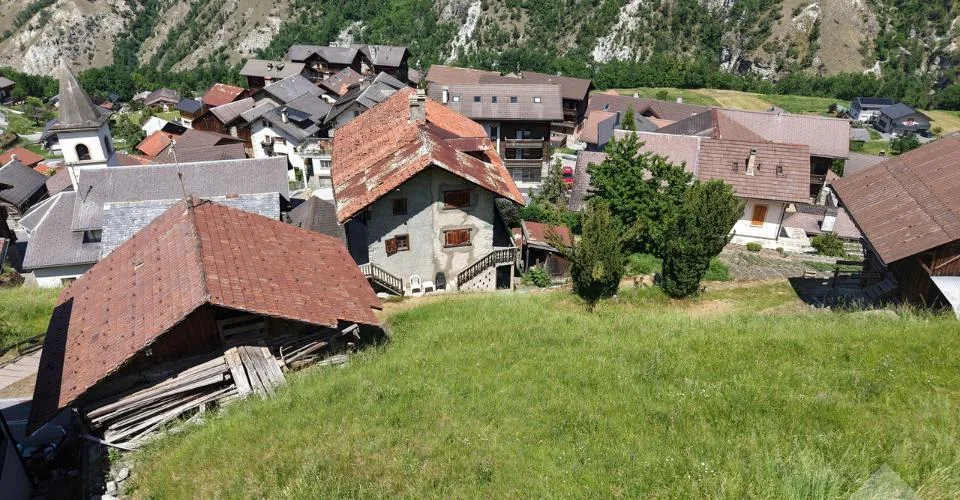 Magnifique raccard au centre du village d'Euseigne