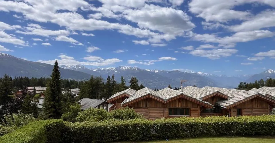 Duplex de 4.5 pièces avec vue exceptionnelle à deux pas du Golf Ballesteros