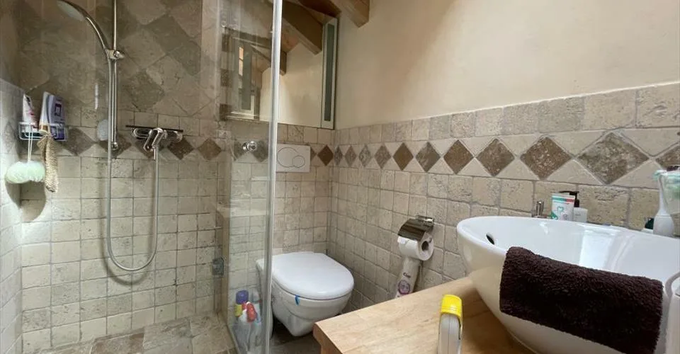 Grange rénovée – appartement indépendant, jardin et parking