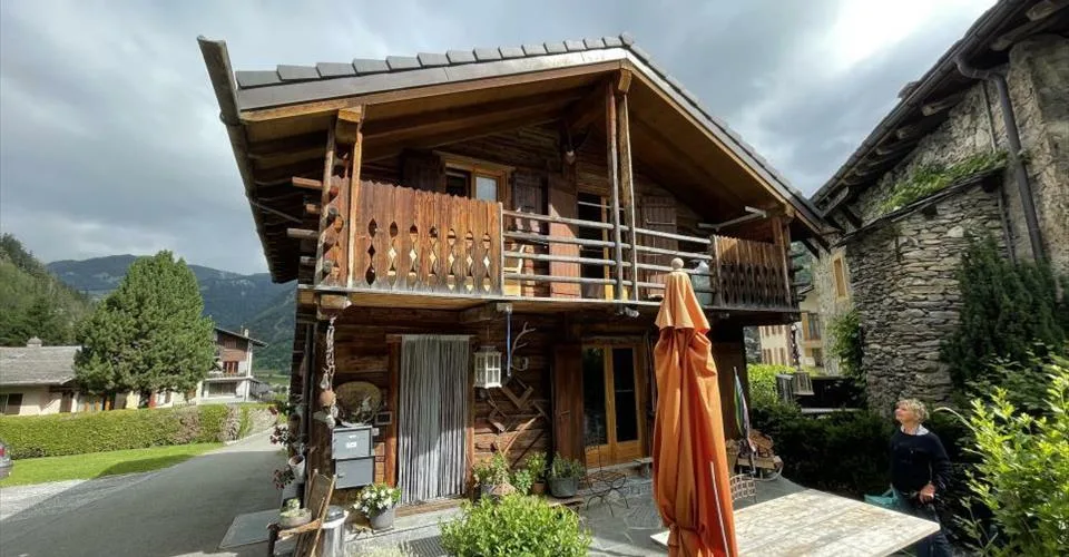 Grange rénovée – appartement indépendant, jardin et parking