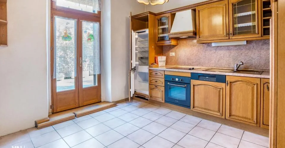 Appartement 4,5 pces, avec atelier dépôt de 64 m2, à rénover
