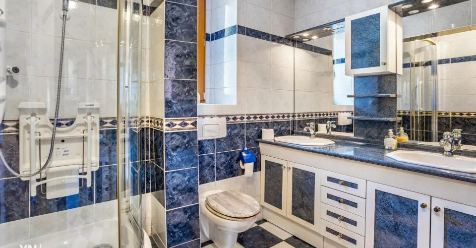 Appartement 4,5 pces, avec atelier dépôt de 64 m2, à rénover