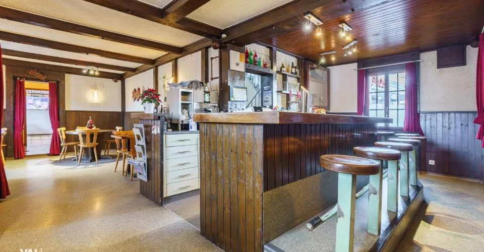 Restaurant très central « Sport » et appartement duplex de 4,5 pièces au dessus