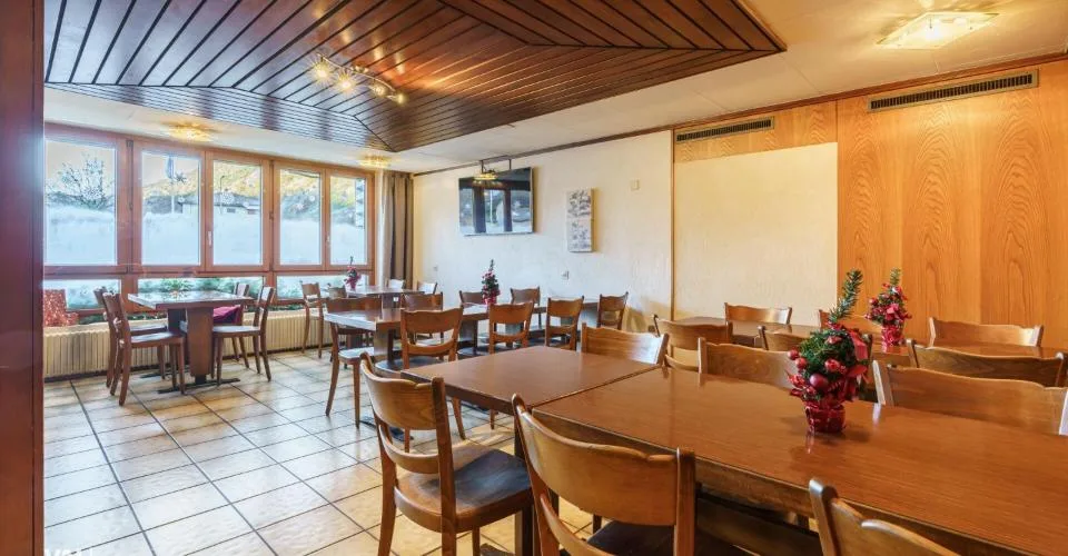 Restaurant très central « Sport » et appartement duplex de 4,5 pièces au dessus