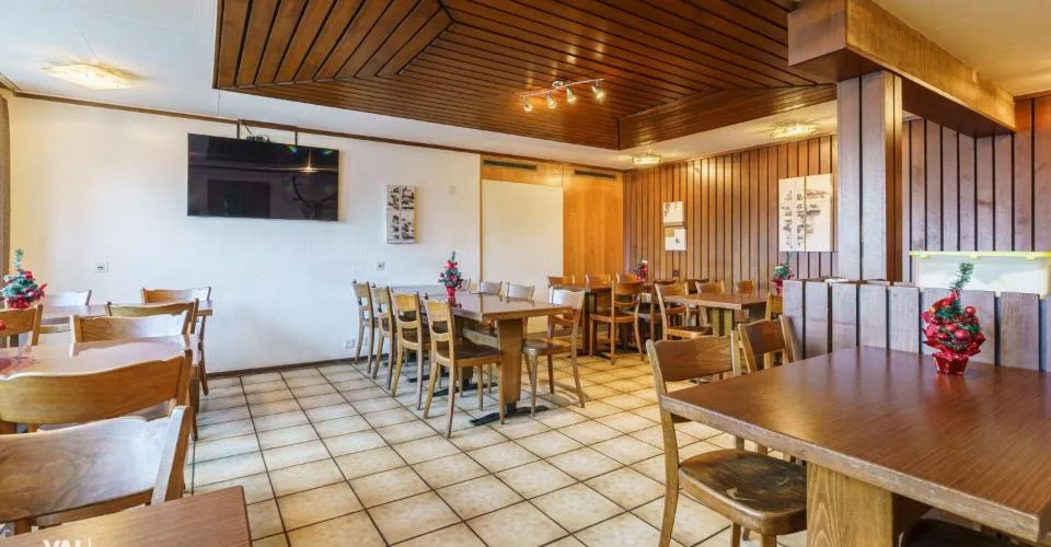 Restaurant très central « Sport » et appartement duplex de 4,5 pièces au dessus