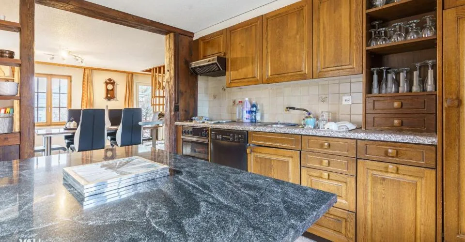 Restaurant très central « Sport » et appartement duplex de 4,5 pièces au dessus