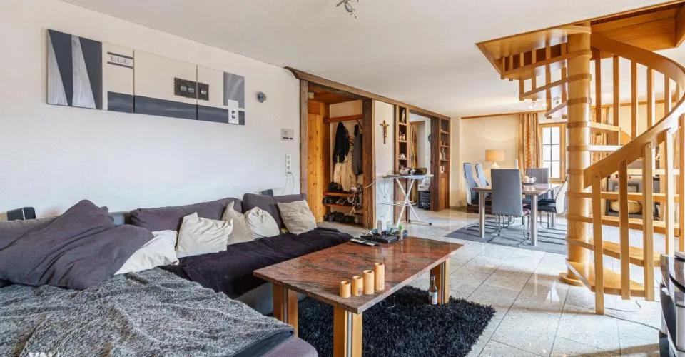 Restaurant très central « Sport » et appartement duplex de 4,5 pièces au dessus