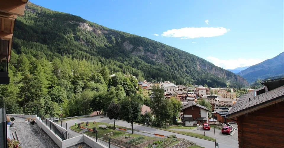 CHALET TARA, chalet exclusif de luxe de 6,5 pièces dans un emplacement central et ensoleillé, entièrement rénové