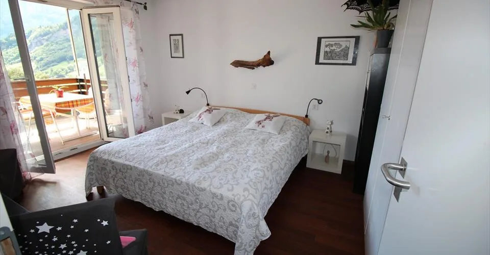 CHALET TARA, chalet exclusif de luxe de 6,5 pièces dans un emplacement central et ensoleillé, entièrement rénové