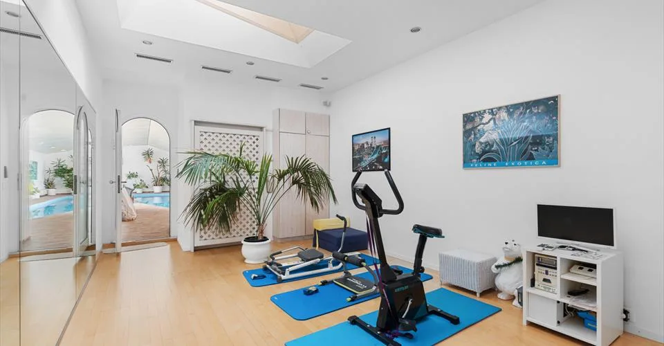 Villa sur toit avec piscine intérieure privative – Foto 7 von 9