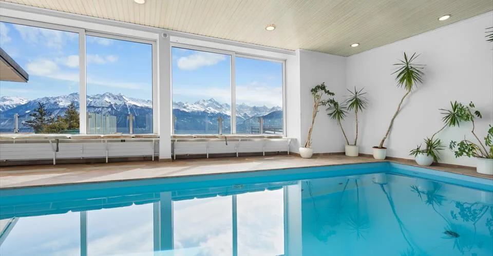 Villa sur toit avec piscine intérieure privative – Foto 8 von 9