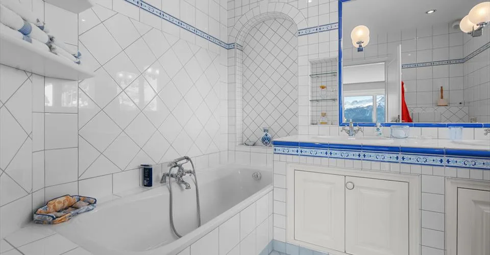 Villa sur toit avec piscine intérieure privative – Foto 5 von 9