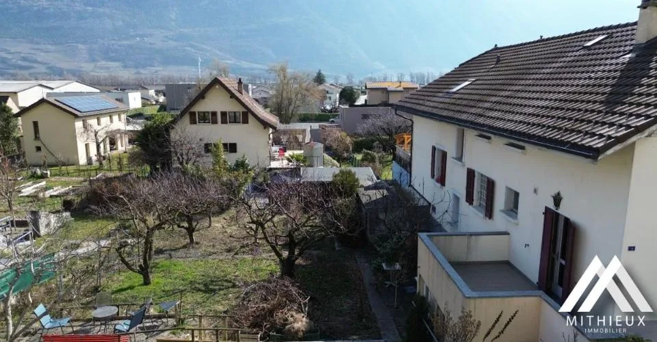 Le Charme de Châtaignier : Maison villageoise à fort potentiel et vue dégagée