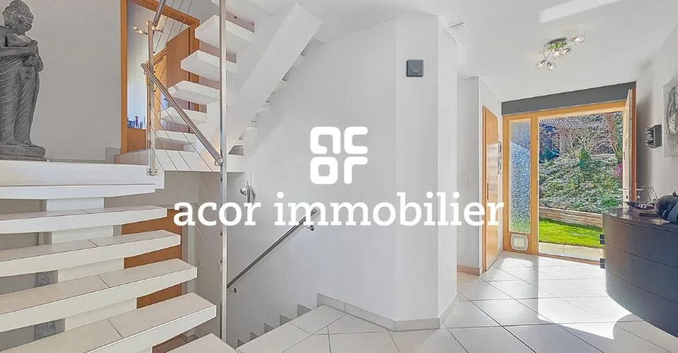 Villa aux volumes spectaculaires face aux Alpes