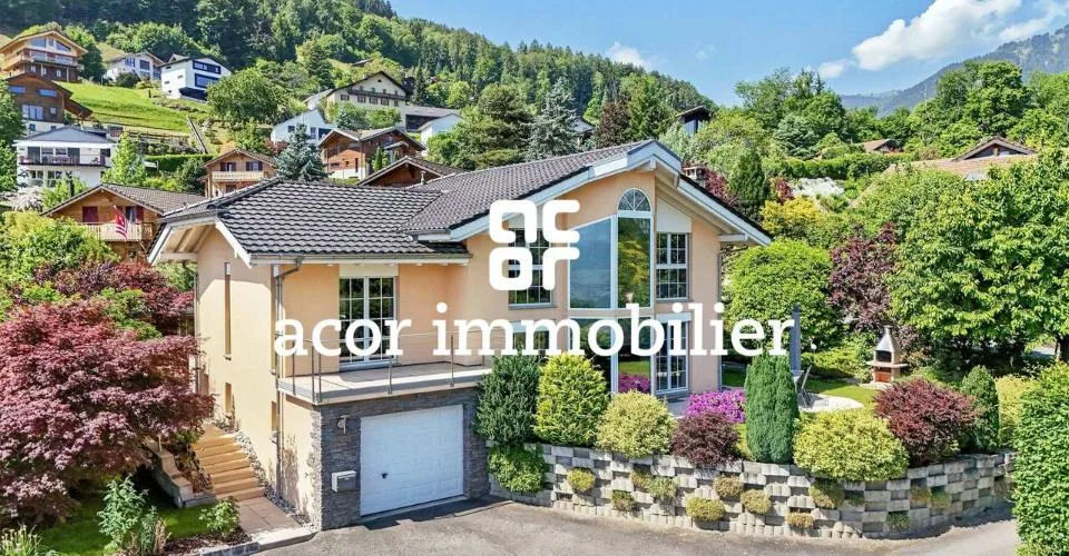 Villa aux volumes spectaculaires face aux Alpes