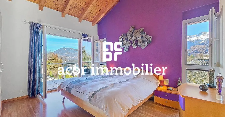 Villa aux volumes spectaculaires face aux Alpes