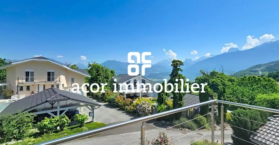 Villa aux volumes spectaculaires face aux Alpes