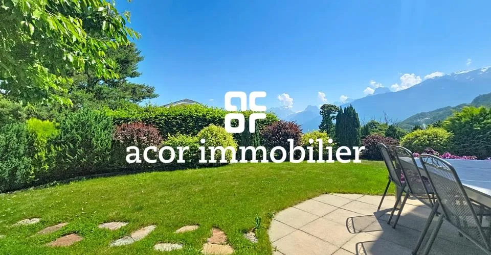 Villa aux volumes spectaculaires face aux Alpes