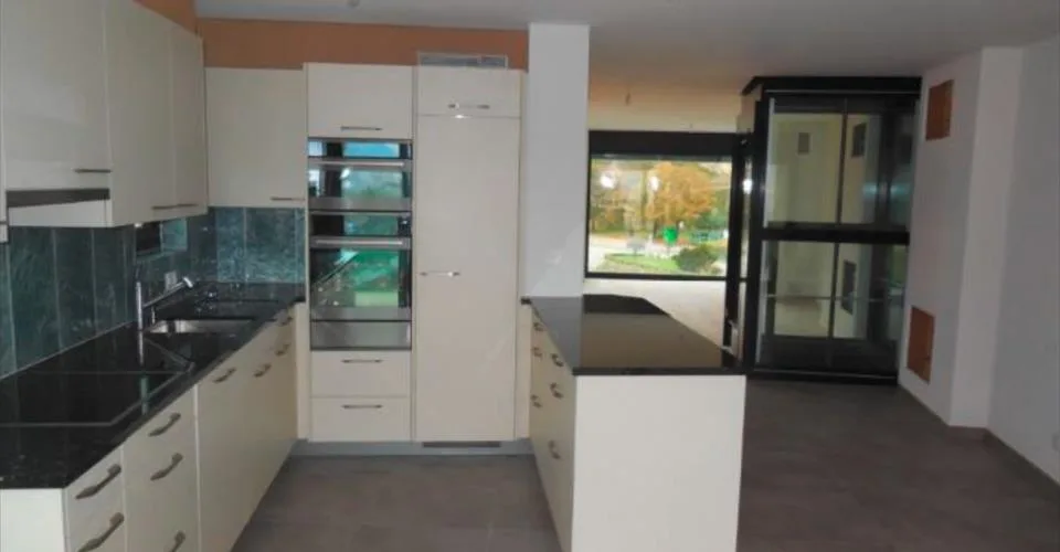 Triplex avec ascenceur privatif dans une environnement magnifique. Finitions au gré du preneur
