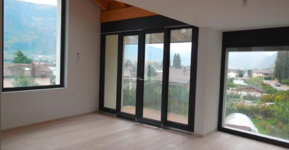 Triplex avec ascenceur privatif dans une environnement magnifique. Finitions au gré du preneur