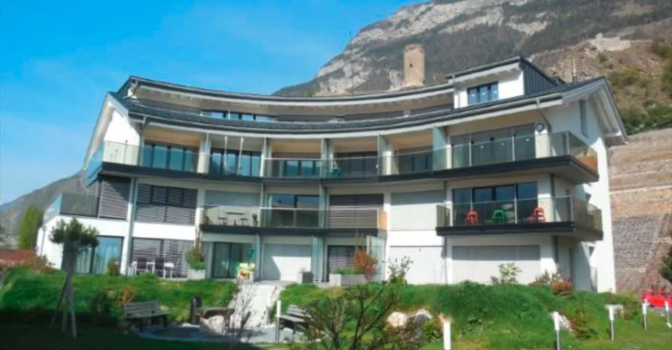 Triplex avec ascenceur privatif dans une environnement magnifique. Finitions au gré du preneur