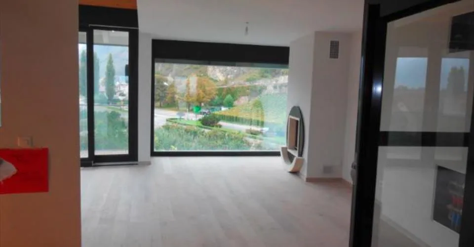 Triplex avec ascenceur privatif dans une environnement magnifique. Finitions au gré du preneur