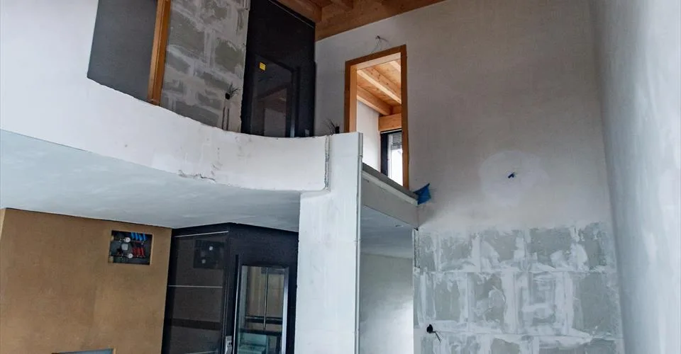 Triplex avec ascenceur privatif dans une environnement magnifique. Finitions au gré du preneur