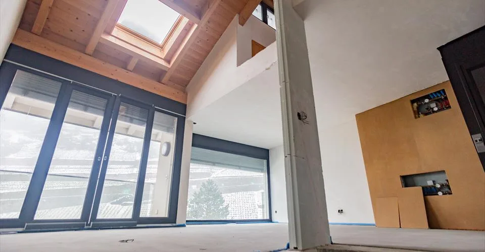 Triplex avec ascenceur privatif dans une environnement magnifique. Finitions au gré du preneur