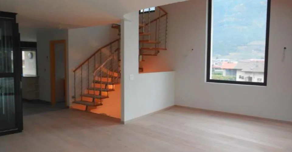 Triplex avec ascenceur privatif dans une environnement magnifique. Finitions au gré du preneur