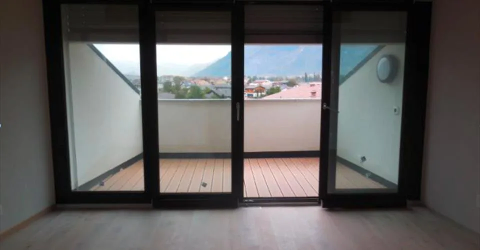 Triplex avec ascenceur privatif dans une environnement magnifique. Finitions au gré du preneur