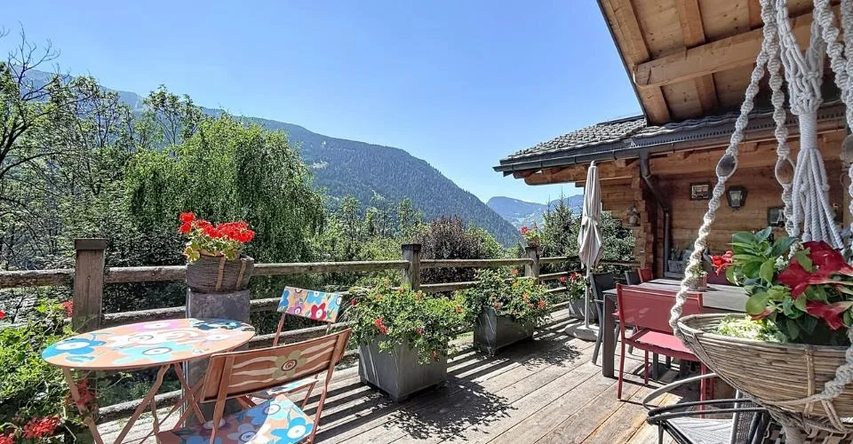 La Tsombe. Cinq maisons, un chemin, et toute la vallée en face.
