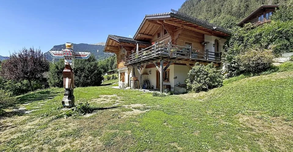 La Tsombe. Cinq maisons, un chemin, et toute la vallée en face.