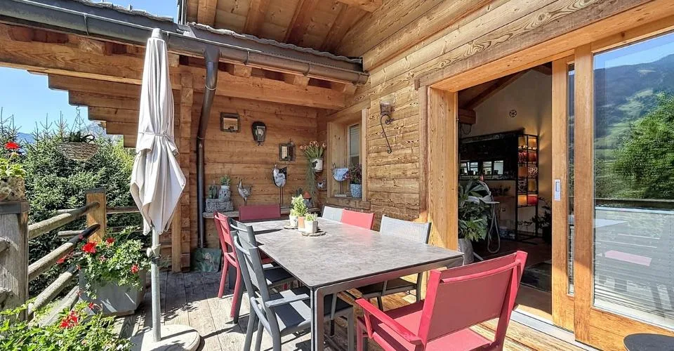 La Tsombe. Cinq maisons, un chemin, et toute la vallée en face.