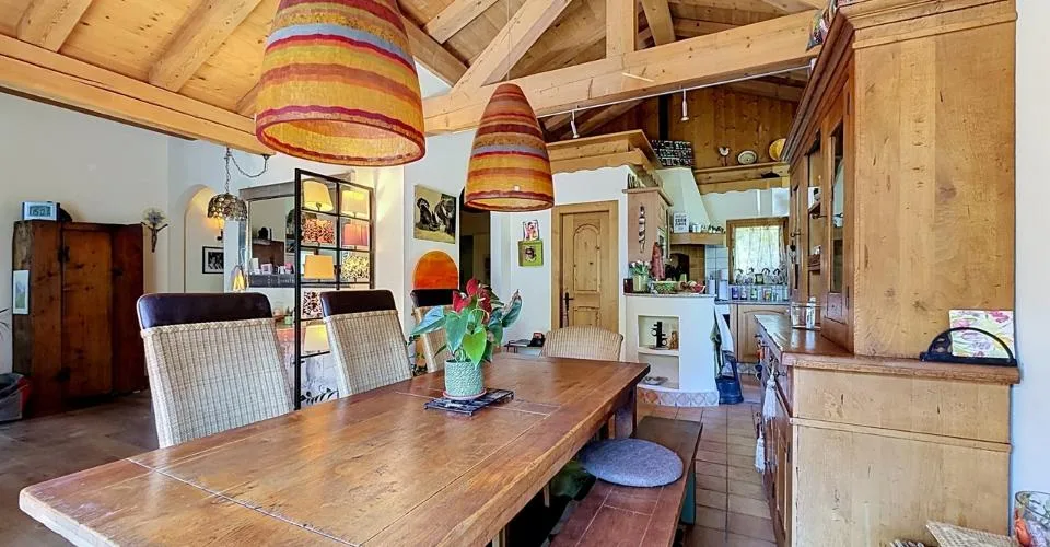 La Tsombe. Cinq maisons, un chemin, et toute la vallée en face.