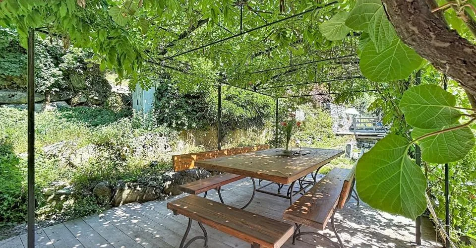 La Tsombe. Cinq maisons, un chemin, et toute la vallée en face.